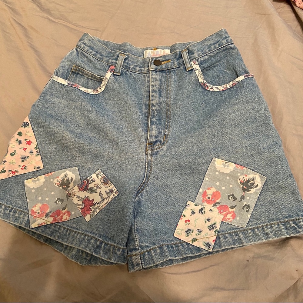 High-Waisted Levi Jean Shorts (Mom)